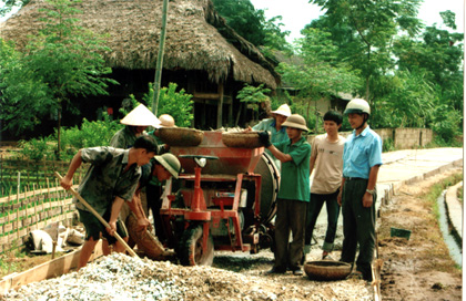 Làm đường giao thông ở xã Mường Lai.